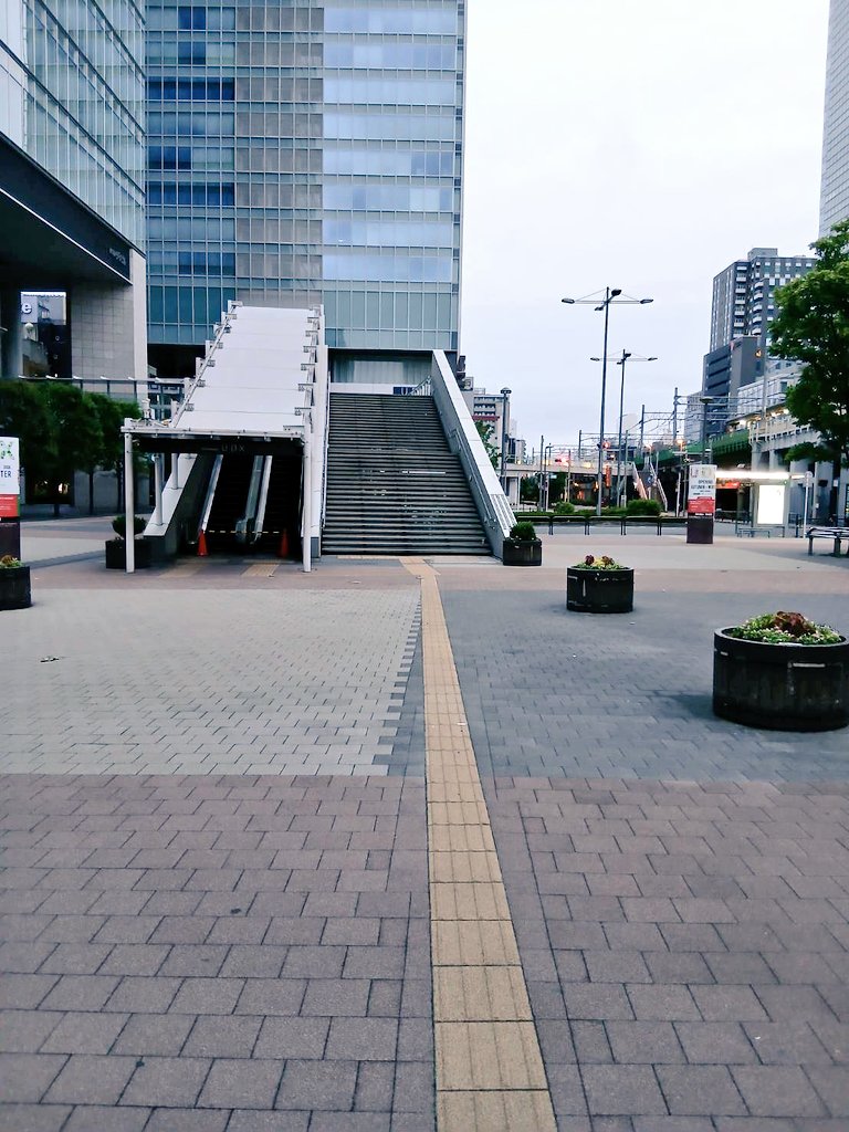 kamabokomp's tweet photo. アキバで泊まったから人がいない街並みを撮ってみたのだー https://t.co/zU9WcbeK2J