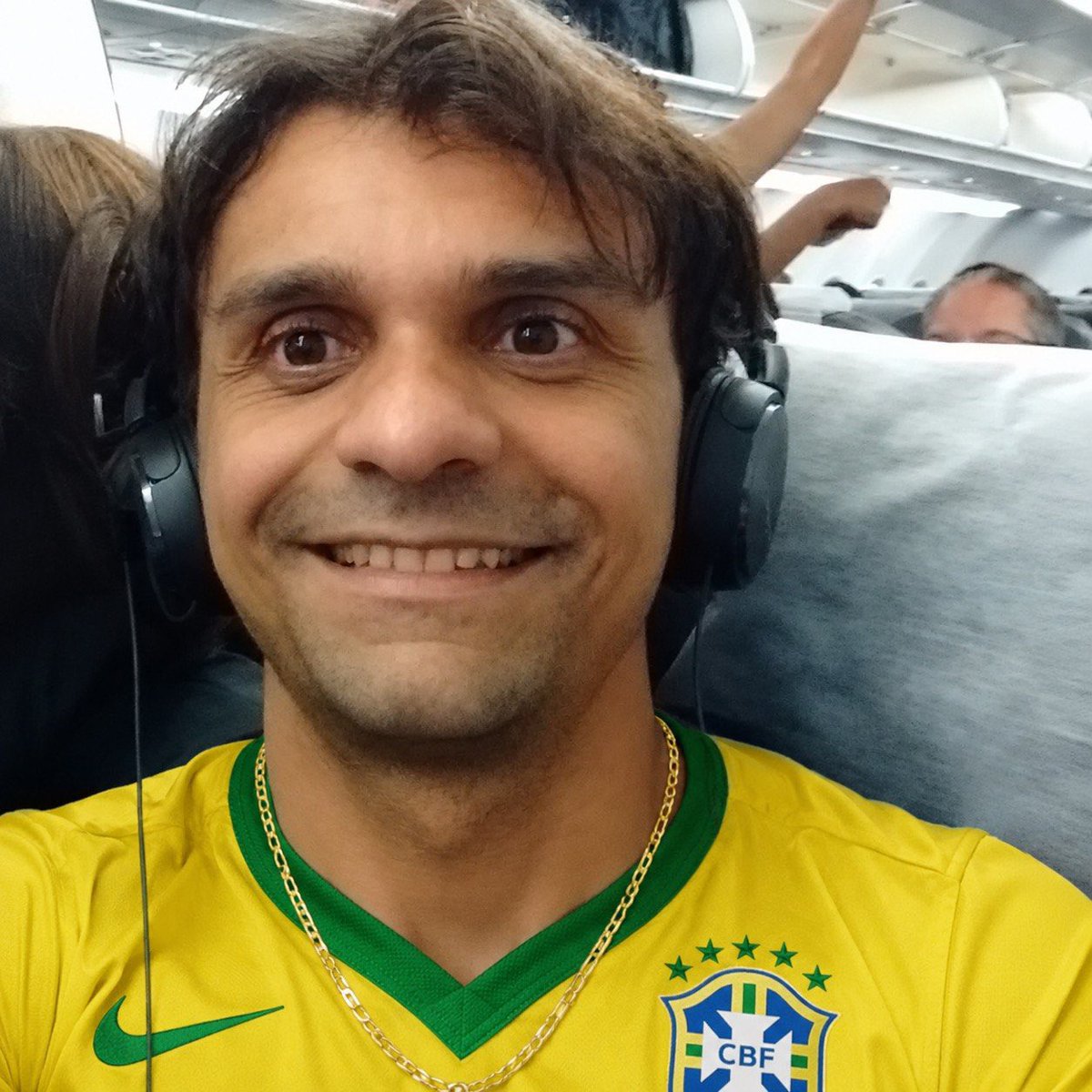sergioback's tweet photo. O book da blusa amarela https://t.co/NMrcRT6mrG