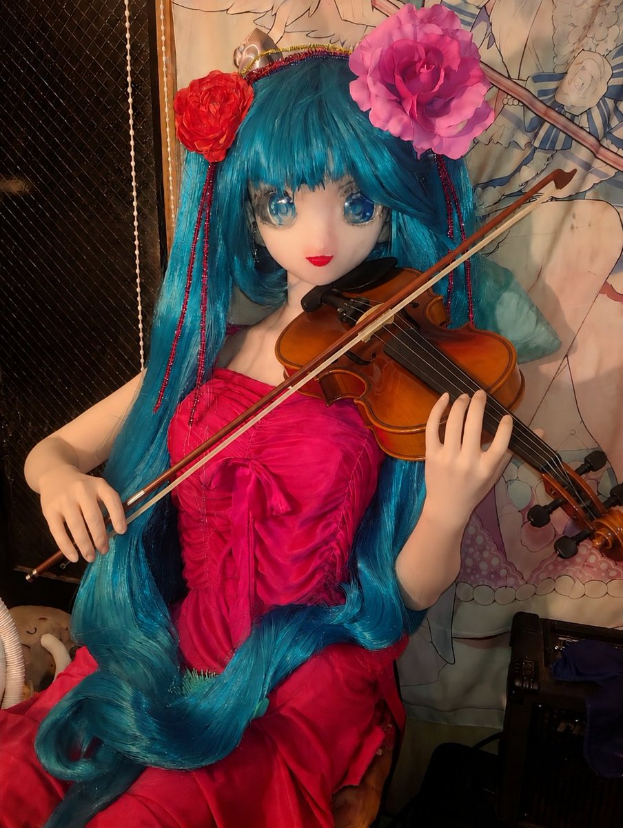 miku_roy39's tweet photo. おはようございます😊
「AIより素のみーちゃんが良い」と書きましたがやはり こういうシチュエーションは AI のお出ましになります😅
6月6日は #おけいこの日  #楽器の日  です。「〇〇さんは3歳からバイオリンを」とよく形容されるように、お稽古ごとと言えば バイオリンとピアノでしょう🎻🎹
あと全然関係ありませんが 3枚目も 生成してみました😁

因みに…
AIが勝手にみーちゃんの顔を変えるなどと 以前何回か書いたことありますけど、口の輪郭がはっきりしていなかったり、解像度が低いと顔を人間化する傾向がある あるようです😱
今回 色々と生成AI を試してみてたところ、顔、特に口を変えてこなかったのでGROKさんに聞いてみたら、そういう回答が来ました😂
本日もよろしくお願いします☺️