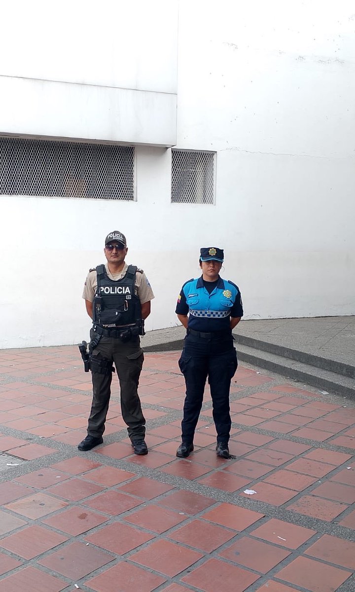 AlexAnchundi's tweet photo. @malariash @taticoronelf @alcaldiagye Estimado @malariash , en atención a su requerimiento:

Personal del Cuerpo de Agentes de Control Municipal realizaron el control del espacio público, con apoyo de @PoliciaEcuador .

¡Gracias por reportar! https://t.co/R5rvkUXTxf