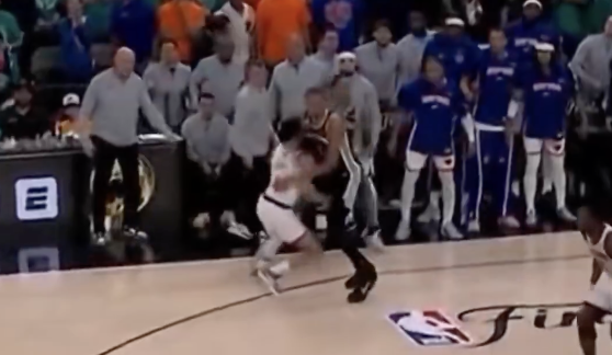 btbnba's tweet photo. Para isso não acontecer, o Josh Hart se jogou na frente do Stephon Castle, evitando o 2-1, e enquanto isso acontece, o Landry Shamet já está do outro lado da defesa evitando a criação de um Weak Side, lembrando que iam tentar um bloqueio entre os alas. https://t.co/uqweraS2rb
