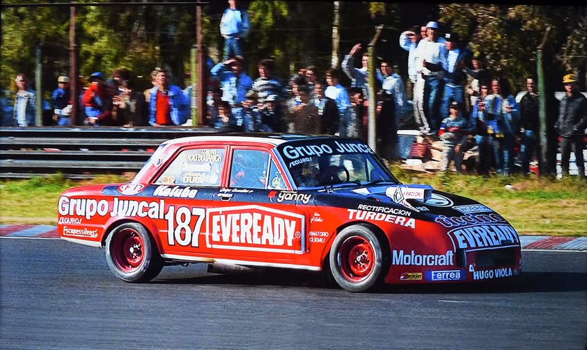 HistoriaTC's tweet photo. "Donde quieras que vaya, Eveready estará". En la foto Ernesto Bessone, Buenos Aires 1988 https://t.co/wyqWOgaLEq