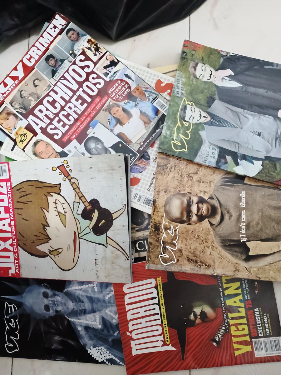 deadinmx's tweet photo. De casualidad alguien colecciona cds y revistas ?? Estoy vendiendo cds de diferentes géneros y en diferentes precios ,también revistas de temas diversos e interesantes ..jaja lo que quiero decir es ..necesito venderlos yaaa por una emergencia económica ,favor de rt! Plis! https://t.co/zTyeEasHWs