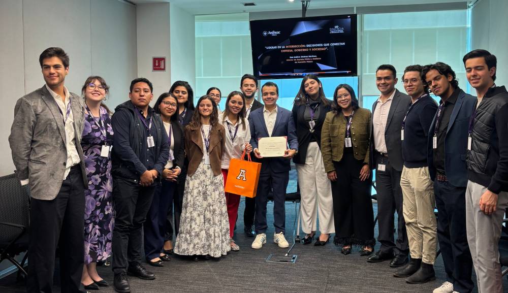 anahuac's tweet photo. #PorSiNoLoViste Alumnos de nuestro Programa de Liderazgo en Administración Pública Sinergia concluyeron su Seminario de Titulación con un encuentro en Mondelēz México, donde reflexionaron sobre liderazgo, asuntos públicos y la relación entre empresa, gobierno y sociedad en la toma de decisiones. 🤝
#LiderazgoAnáhuacEnExcelenciaAcadémica
👉 Lee más aquí: https://t.co/Jkyv3OIdKI