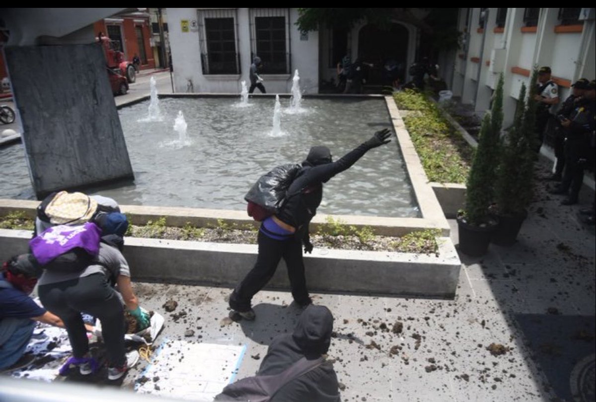 TLRNoticias's tweet photo. 🎓 Protesta frente a la CC por elección de rector de Usac

Estudiantes de la Usac protestaron este viernes frente a la CC para exigir una resolución sobre los amparos relacionados con la elección de rector. Durante la manifestación, los inconformes vandalizaron el edificio. https://t.co/0KkcISJvxQ