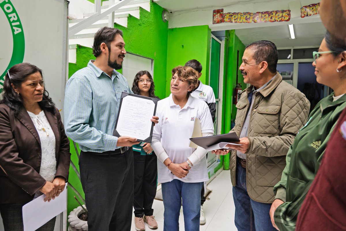 SeducEdoMex's tweet photo. 🤝📚 Cumpliendo los compromisos con la ciudadanía, la Gobernadora @delfinagomeza y el Secretario Miguel Ángel Hernández Espejel entregaron la Clave de Centro de Trabajo a la Escuela Preparatoria Oficial Núm. 384 "Mtra. Elisa Nava" en #Nezahualcóyotl.🏫

✨#ElPoderDeServir https://t.co/4X59t5n5cy