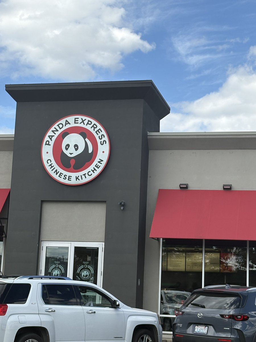 higandayo_nemui's tweet photo. 今日バイキンメン様(@BAIKINMEN_YTube)の動画にあったPanda Express に行ってきました!!
何?そこ渋谷のやつじゃないって?
こまけぇことはいいんだよ!!
アメリカのやつもれっきとしたPanda Express だろうが!!
焼きそばとオレンジチキン美味かったわ〜 https://t.co/vSgFVaKVKR