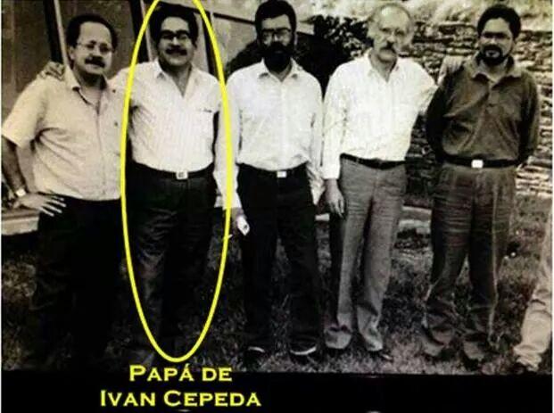 Proscrit0's tweet photo. @CronicasDeRafa Dos generaciones apoyando a las FARC https://t.co/Y8OiQOZGIs