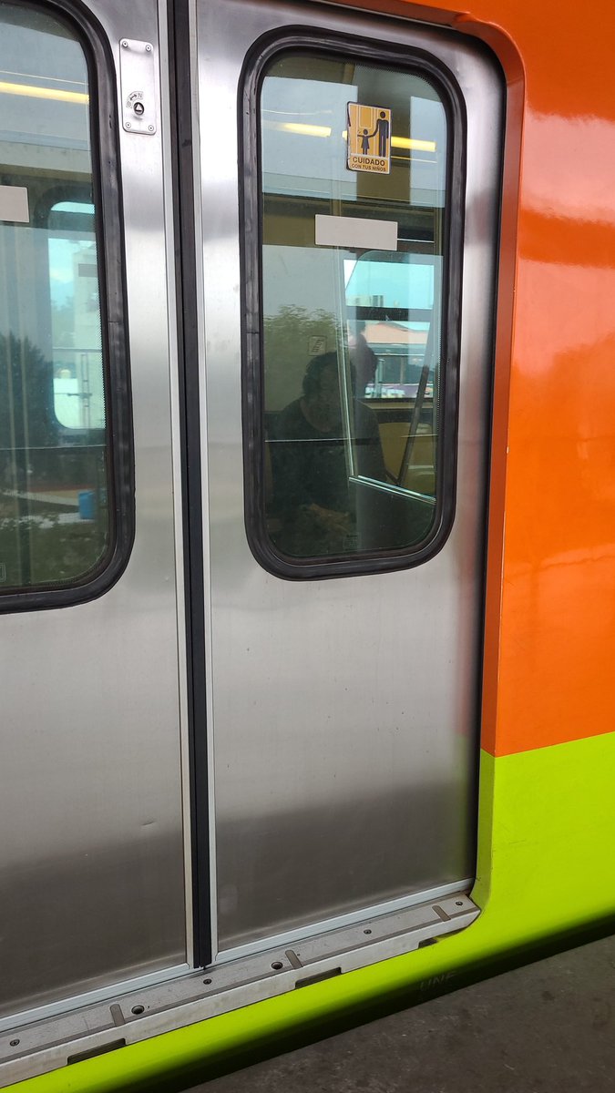 JOELOGL's tweet photo. @MetroCDMX esta persona biene en línea 12 tren 52, hu3ñele horrible yo preferí bajarme x q su apeste llega a dos vagones de distancia https://t.co/79erlQyRwg