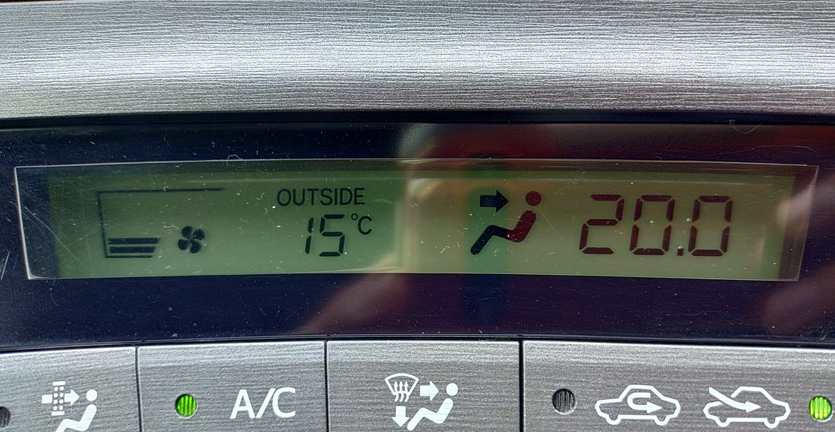 shigechan714's tweet photo. @grandearmee_mei 
富士スピードウェイの
只今の気温15℃
現地の気温をちゃんと調べずに
真夏仕様で来てしまった
寒ぶい🥶 https://t.co/9m9gkHNymX
