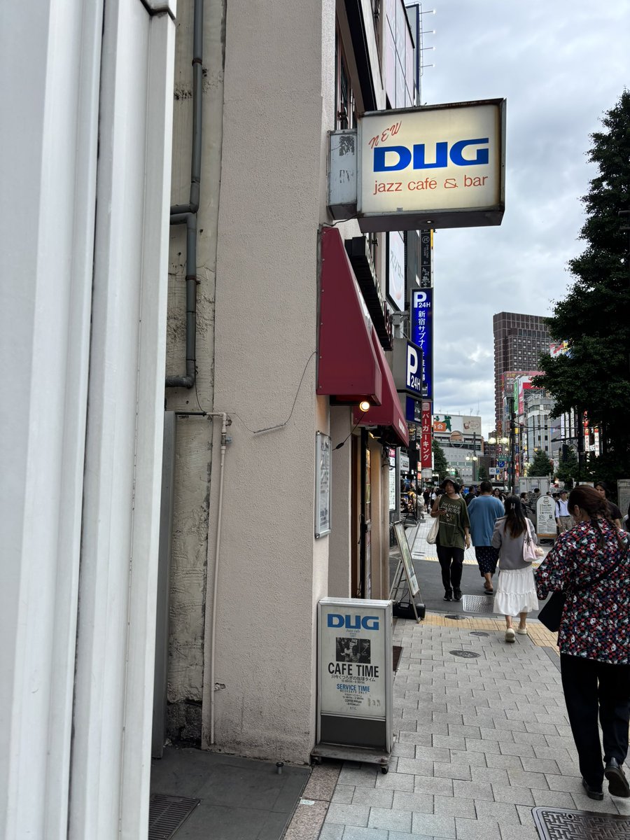TEAM357's tweet photo. 2026年6月下旬に閉店されるジャズ喫茶&amp;バーDUGさんへ。
店内は別れを惜しむお客様で満席。
いい音をありがとうございます。
今日も良い一日を
そして良いJazzを https://t.co/hQVYAa8uv8