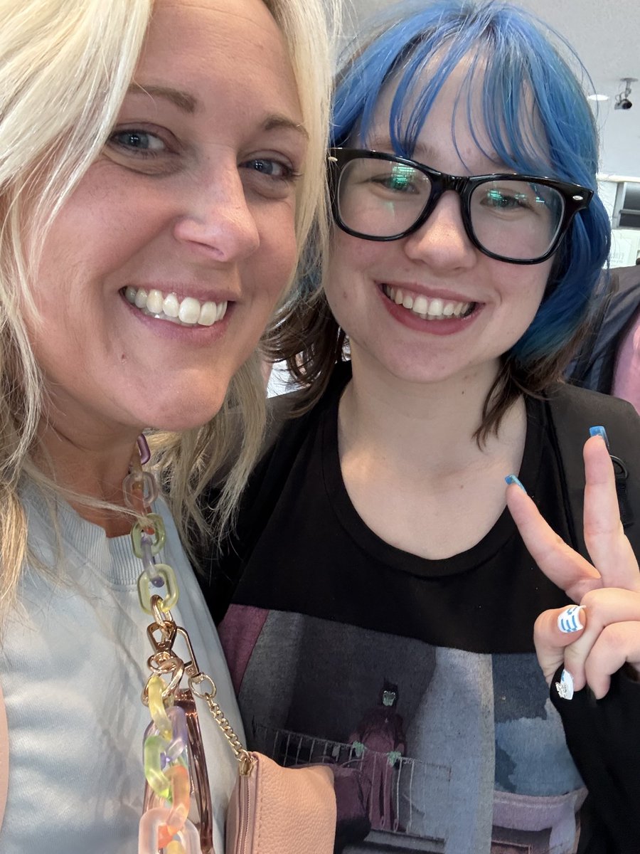 TupWorldTravel's tweet photo. Still all smiles after our 12+ hour flight to Tokyo! 🌎 🇯🇵 ✈️ https://t.co/VTwGnYTBWz