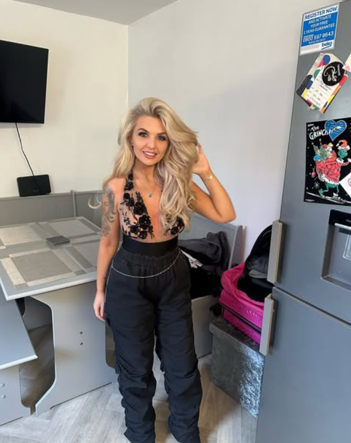 bebitajasmine's tweet photo. POV: Confidence became your favorite accessory ✨🖤
What's the first word that comes to mind when you see this look? 👇🔥 https://t.co/ahDIB9pGaI