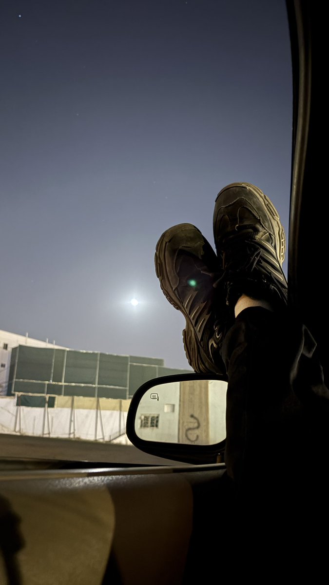 7nai_a's tweet photo. أراقب القمر وأرتب فوضى أفكاري. https://t.co/Y9difFjfZ4