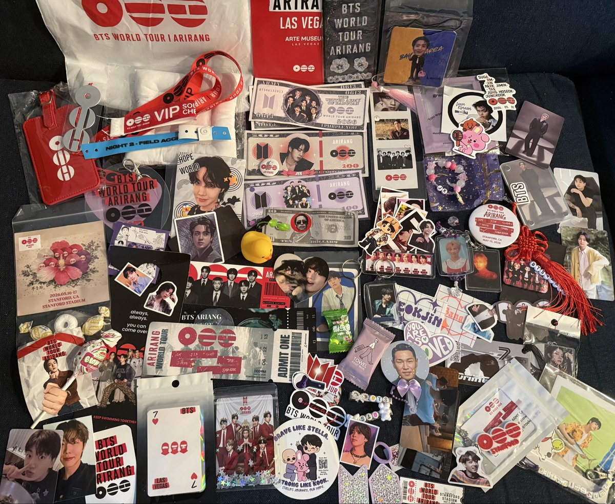 smoothlikeBTR's tweet photo. Freebies from Arirang Stanford and Vegas #borahaegas 💜 thank you ARMY! https://t.co/ux9BlhQsMh