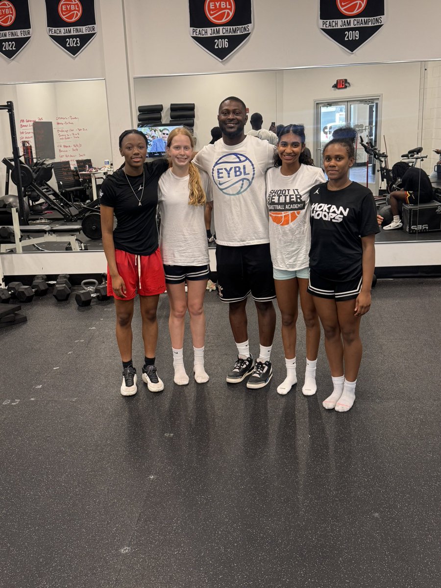 AleyiahHarris8's tweet photo. @Ballgodess4life @ZoeyPage_23 @harperwinter40 @colby #strengthening #conditioning #gym good work out with @ColbyBroadnax @MokanGirls https://t.co/w1boVIu7ZZ