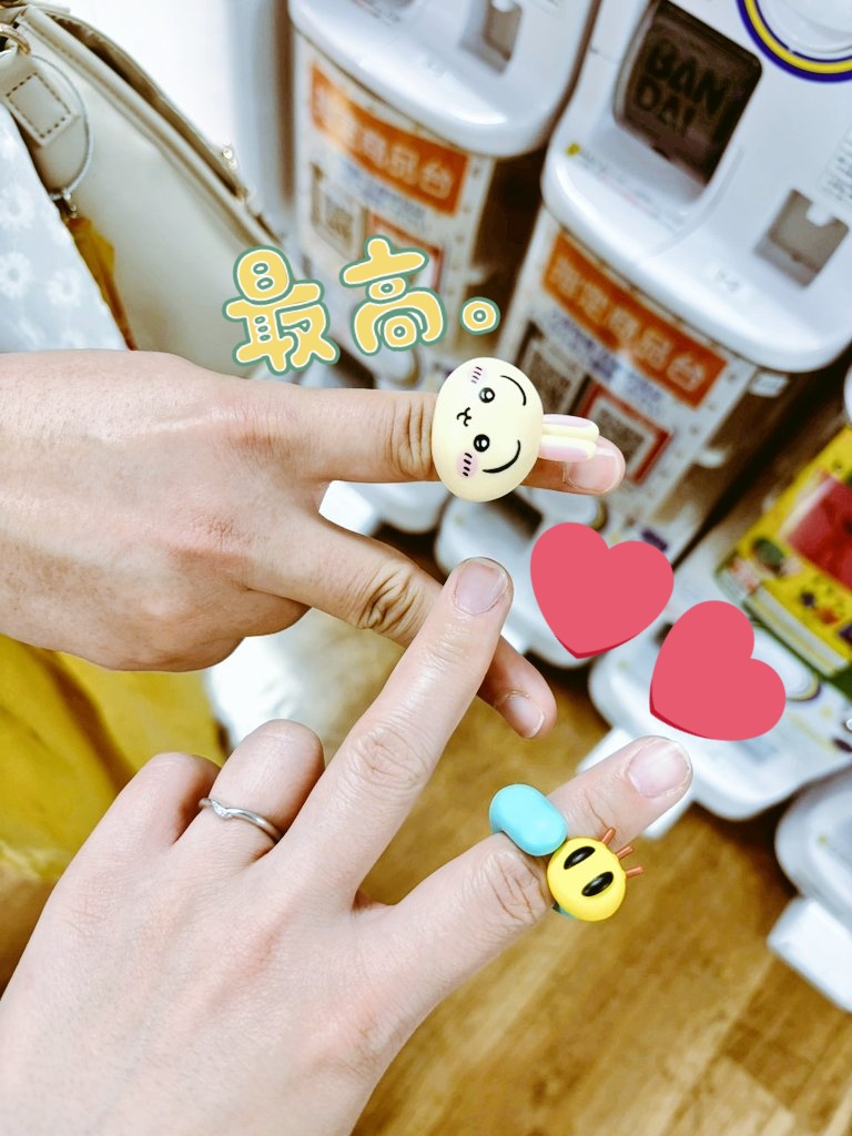 rielie808's tweet photo. 昨日にガチャってウチはうさぎ引きにて
お互い欲しいやつ当たったやつと
たまたまちいかわの
フライヤーに出会えて
店の人に言うたらで2枚貰えたり😍✨ https://t.co/Aft6P2TeoH