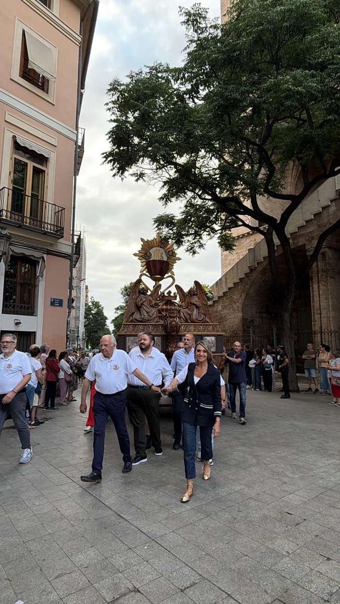 MncGCS's tweet photo. 🏆❤️ Traslado de las Rocas junto al Bestiario hasta la Pl. de la Virgen, acto que culmina con el Sopar de L’Escaleta y la Nit d’Albaes hasta la recepción en el Palacio Arzobispal.

700 años. 7 siglos de historia. 7 centenarios de identidad valenciana. https://t.co/aB9OXMqqbD
