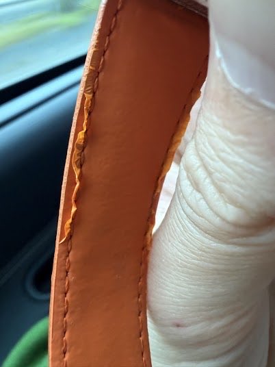BBBose's tweet photo. Bracelet Monaco officiel changé en boutique, porté seulement 15 fois et stocké en coffret. Les tranches se décollent entièrement, mais le service client refuse de l'admettre et me propose seulement 20 % pour en racheter un. Est-ce cela la qualité @LVMH / @TAGHeuer ? N•02138123 https://t.co/Wx4YTWnHHI