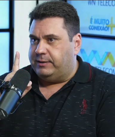FightMusicShow's tweet photo. 1000 RTS e nós vamos tentar promover essa luta 😅

Quem venceria? 
Engenheiro Léo ou Nando Moura? https://t.co/53KJQh4tq0