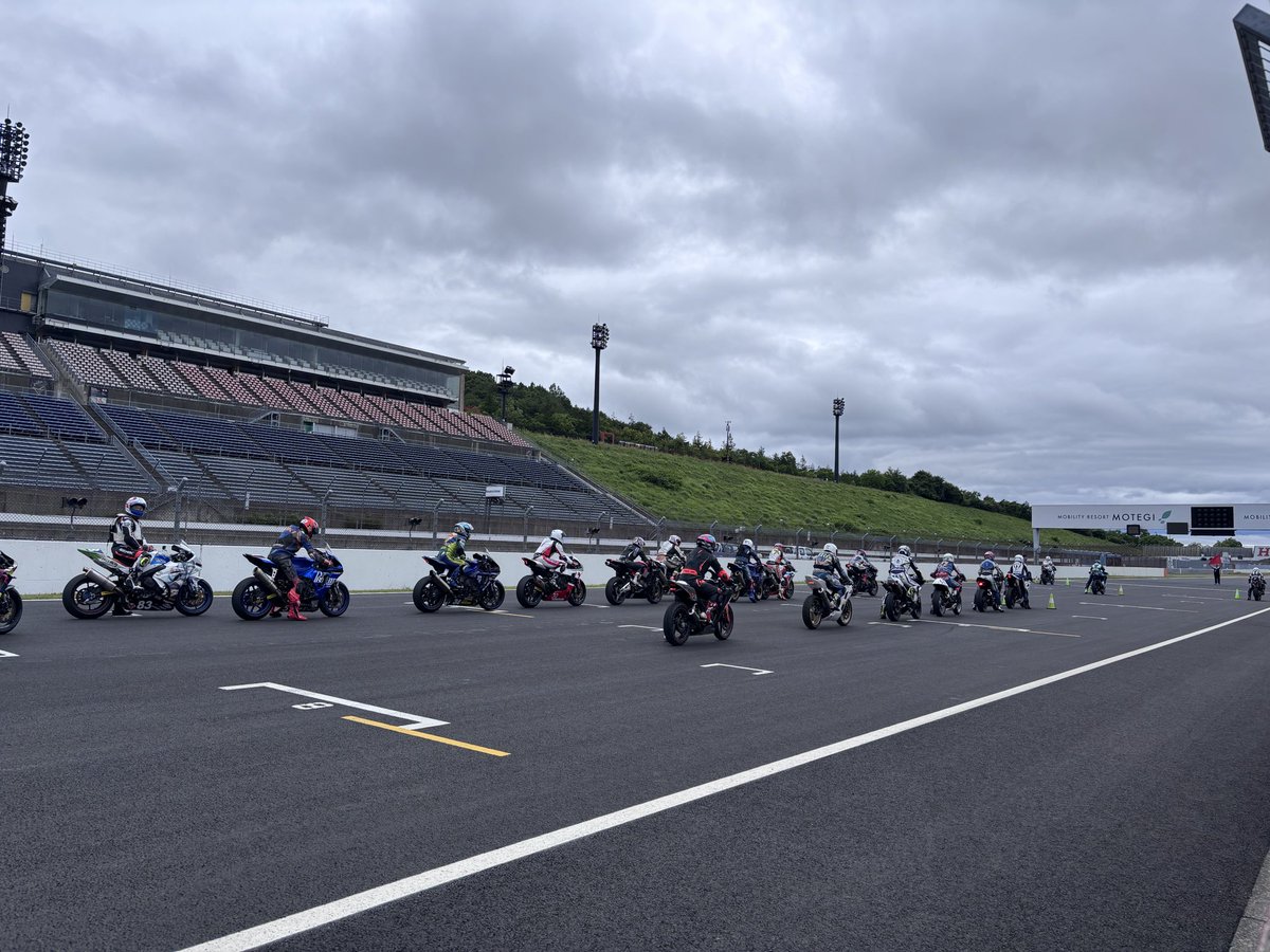 sachiko_honey's tweet photo. 【2026 もてぎロードレース選手権 第2戦】
なんか天気が冴えないなぁ。梅雨っぽ。
暑くなくていいといえばいい土曜日。配信はこちらです⬇️10：10〜開始予定😊
https://t.co/YMKh5DtqHJ https://t.co/HFbeGY7xwT