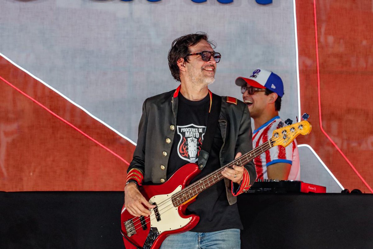 Albirroja's tweet photo. ¡Paraguay, tu papá! 🎶

Reviviendo un icónico cántico albirrojo, los Próceres de Mayo hicieron su aparición en el Show de la Previa.

¡Como te quiero Paraguay! 🇵🇾 https://t.co/KxJYLjgcMv
