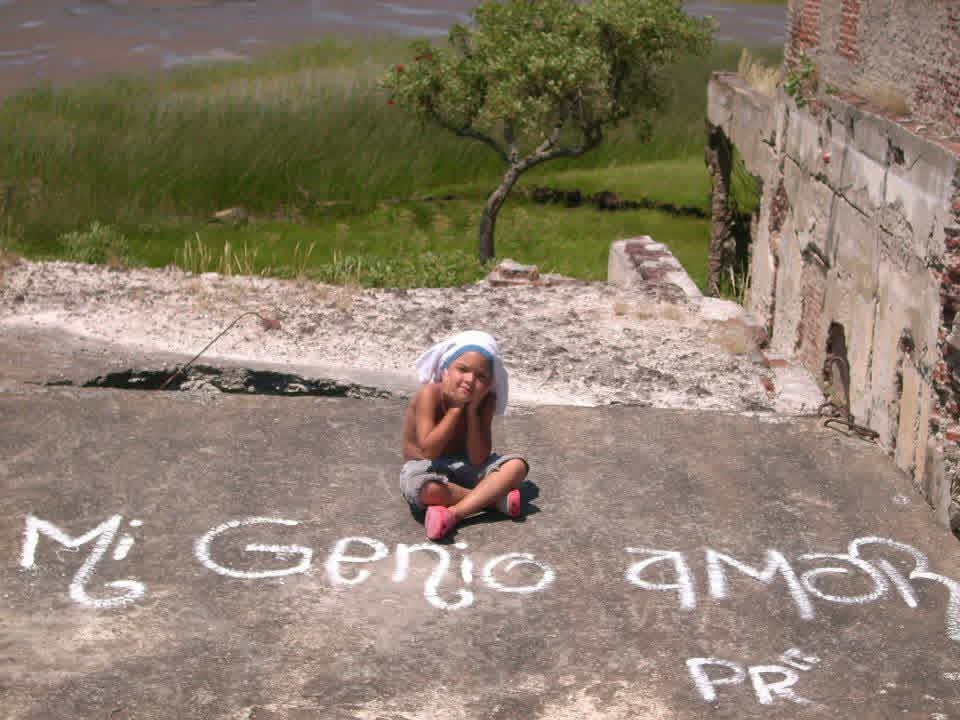 LLeila14's tweet photo. Ahí entre besos y arrumacos llega nuestro genio amor. Y tiempo después la linda infinita, hoy ya están grandes y entienden mi dolor mi llanto acongojado. Gracias Indio, gracias por tanta vida, poesía, amor, revolución. Gracias Indio querido! https://t.co/rRPE8vQeB8