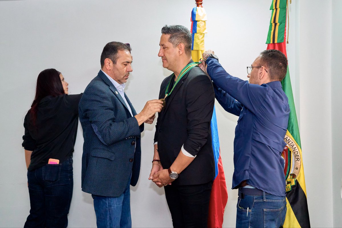 GobdeSantander's tweet photo. 🏅 Santander le cantó de vuelta a Heredero

Con su talento, autenticidad y orgullo por sus raíces, Heredero se ha convertido en un referente de la música popular y en un embajador de la identidad santandereana en cada escenario del país.

Por su trayectoria y aporte a la cultura, el artista recibió la medalla Ciudadano Meritorio, una de las más importantes distinciones otorgadas por el departamento.

El reconocimiento fue entregado por el gobernador de Santander, MG (R) Juvenal Díaz Mateus, exaltando el ejemplo de quienes, desde el arte y la cultura, inspiran a nuevas generaciones y llevan en alto el nombre de Santander.