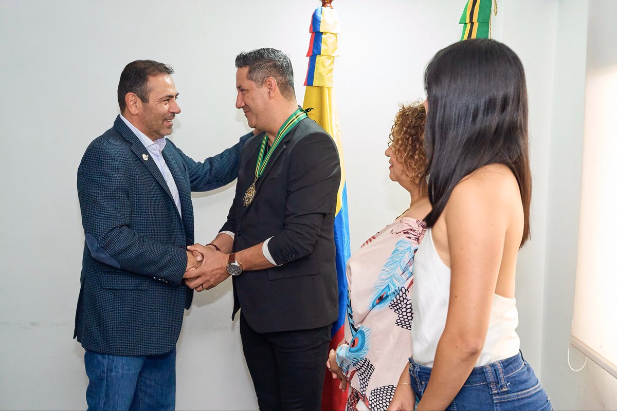 GobdeSantander's tweet photo. 🏅 Santander le cantó de vuelta a Heredero

Con su talento, autenticidad y orgullo por sus raíces, Heredero se ha convertido en un referente de la música popular y en un embajador de la identidad santandereana en cada escenario del país.

Por su trayectoria y aporte a la cultura, el artista recibió la medalla Ciudadano Meritorio, una de las más importantes distinciones otorgadas por el departamento.

El reconocimiento fue entregado por el gobernador de Santander, MG (R) Juvenal Díaz Mateus, exaltando el ejemplo de quienes, desde el arte y la cultura, inspiran a nuevas generaciones y llevan en alto el nombre de Santander.