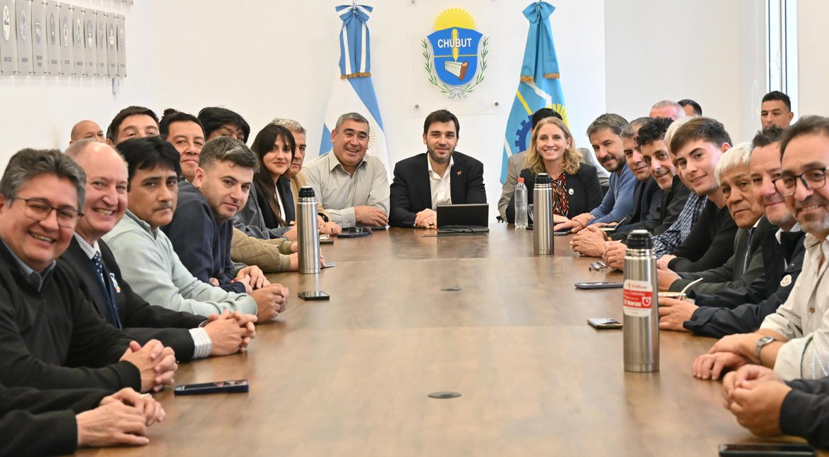 gerardomerinotw's tweet photo. Hoy estuvimos presentes en la presentación del Plan Galina, una inversión histórica impulsada por el @gobiernochubut que contempla más de 200 obras en toda la provincia, una inversión superior a los 640 mil millones de pesos y la generación de miles de puestos de trabajo.

Se trata de una iniciativa que busca fortalecer la infraestructura, los servicios y el desarrollo de las comunidades, recuperando obras estratégicas y llevando soluciones concretas a localidades de todo el territorio provincial.

La planificación, la inversión y el trabajo conjunto entre Provincia y Municipios son fundamentales para seguir generando oportunidades y mejorar la calidad de vida de los vecinos. Desde #Trelew seguiremos gestionando y articulando para que nuestra ciudad sea parte de ese proceso de crecimiento.
