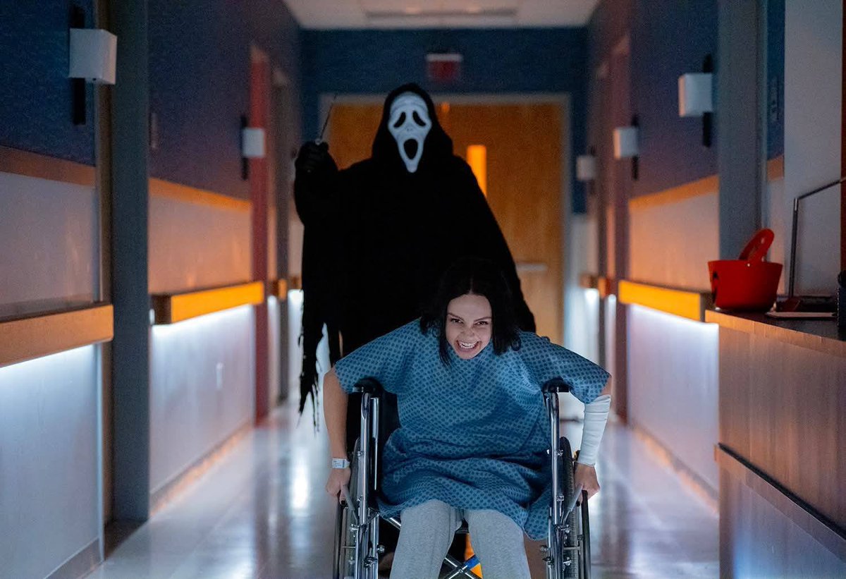 CrockerQueen97's tweet photo. Hello Tuesday #Scarymovie6 spoofs #Scream2022 (Scream5) https://t.co/GOotpvGnhO