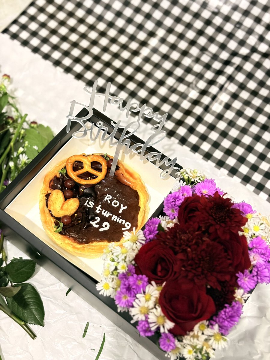 daradaroo's tweet photo. beliau protes karena ultah yg ke 29 ngga di upload ceunah (beneran kelupaan) 🤣🙏🏻

yawda, happy birthday bae 💖
pacer no, pacar yes.
kapan lagi fun run hadiahnya sebanyak ini 😋 https://t.co/GcVMhg7ewd