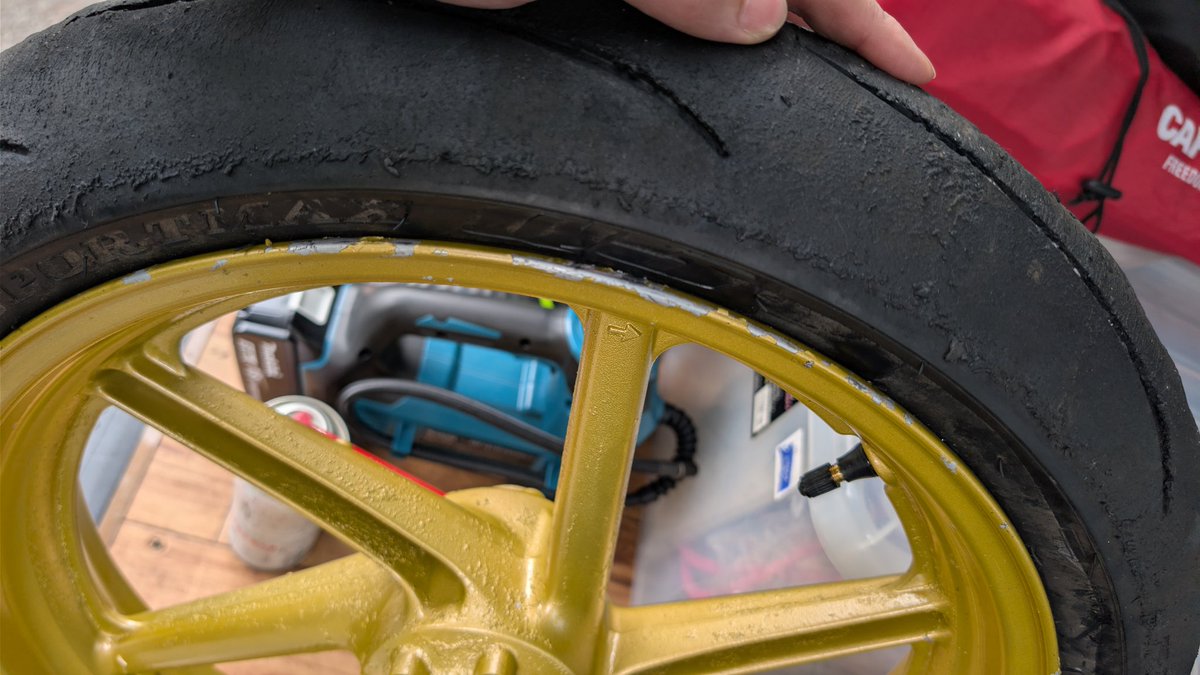 Xj_Rider_'s tweet photo. レース落ちのQ5手組み〜
やっぱ缶スプレーだとどんだけ厚く塗っても剥げちゃうな🥲

そんでマキタの充電式空気入れ140でも40秒でビート上がるから神だ https://t.co/5pmfeie3ja