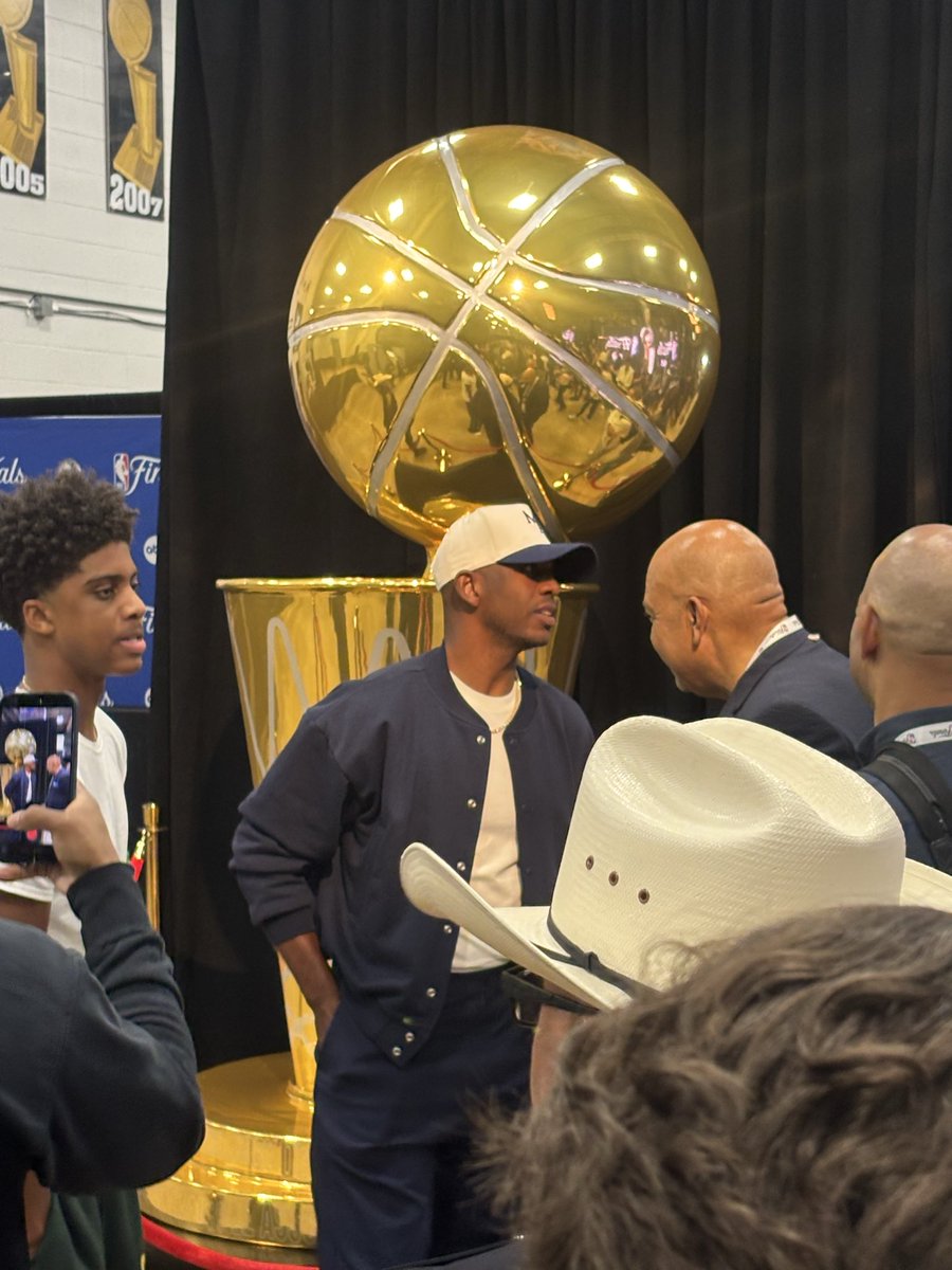 CP3REGION's tweet photo. 🚨 Chris Paul is in the building for Spurs-Knicks Game 2 in San Antonio! 

CP3 pulling up to support his former teammates like he said he’d do 💯

(📸: @nateryansports) https://t.co/R0KhkRbDXr