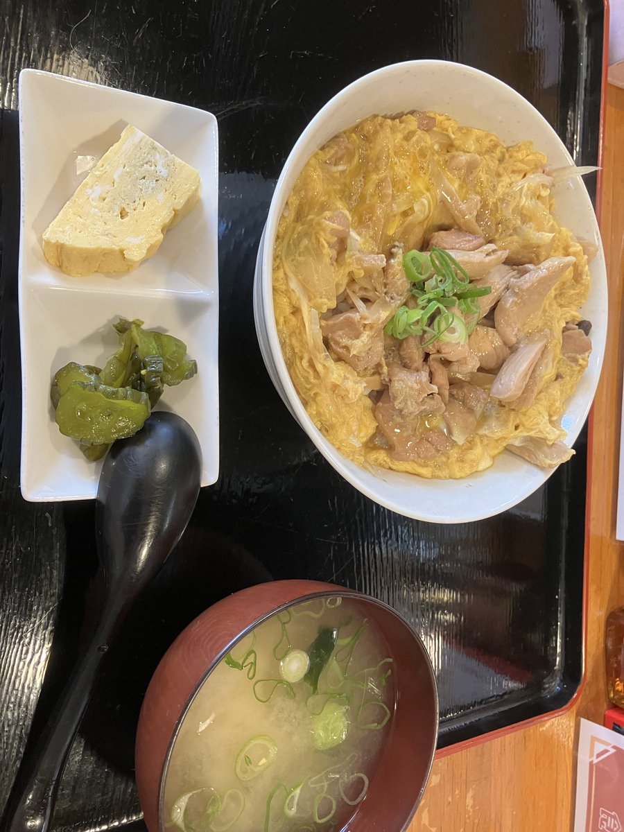 minashin219's tweet photo. おはようござい鱒🫡
今日のオススメは❗️
ホッキカレー🍛
煮込むと硬くなるので、熱々のカレーに
活ホッキを乗せてます♪
混ぜて食べてください🤤
シャクシャク歯ごたえとホッキの旨味が
口の中に広がります😋

生ホッケ＆生真鱈フライ定食✨

至高の親子丼✨

気まぐれ海鮮丼ウニ入りお刺身定食ウニ入りも😊
よろしくお願いいたし鱒🫶