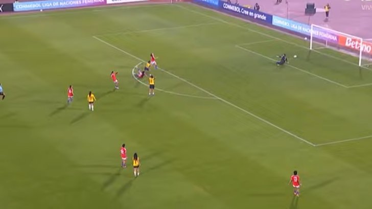 Cooperativa's tweet photo. [MARCADOR VIRTUAL ⚽] ¡QUÉ ERROR! Pase de Endler, la defensa de Chile se duerme y Justine Cuadra apuró a Nayadet López y Ecuador consigue el primer gol https://t.co/TXifoqHtie https://t.co/6qUIa17Vmo