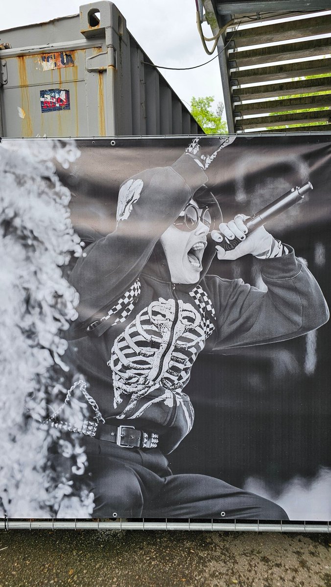 styles_evy's tweet photo. And everywhere i go i see Yungblud ❤️‍🩹🤍 https://t.co/81OCqlVkAb