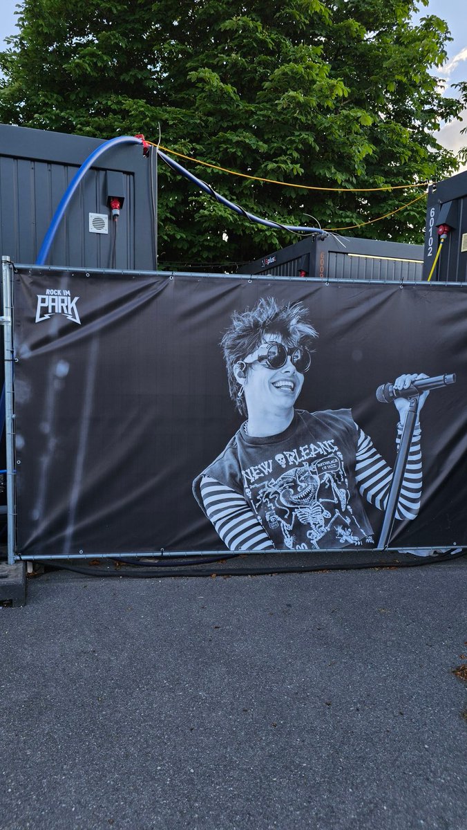 styles_evy's tweet photo. And everywhere i go i see Yungblud ❤️‍🩹🤍 https://t.co/81OCqlVkAb