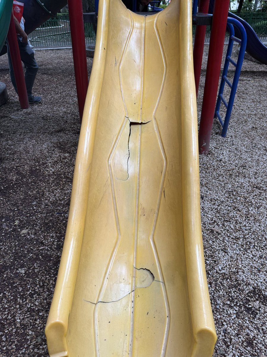SofGonzalez's tweet photo. Oye @AlessandraRdlv que bonito cuidas a las infancias de tu alcaldía y a sus espacios para recreación. 

Viendo como tienes los parques me queda claro que tus hijos no juegan aquí, seguro puro Joeys Planet en Interlomas y Santa Fe. https://t.co/rZkiB4sZQe