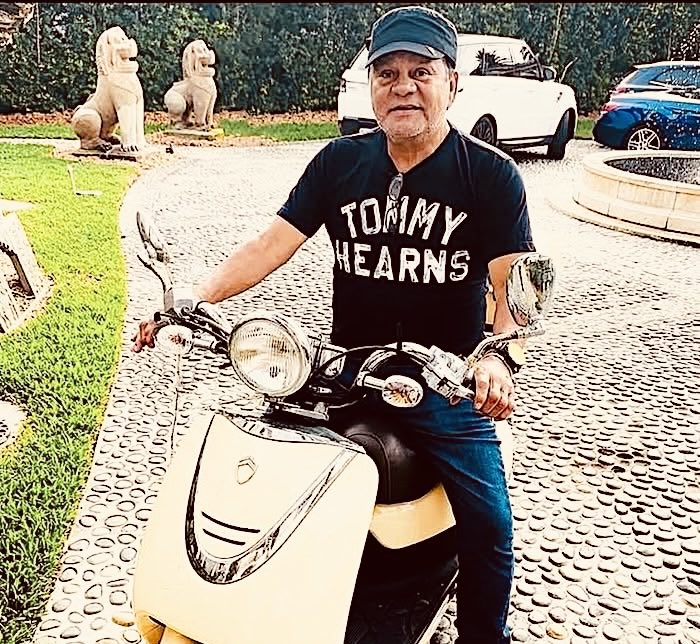 fighting_pod's tweet photo. Boxing legend Roberto Duran repping an old rival. https://t.co/F3ZGShXggg