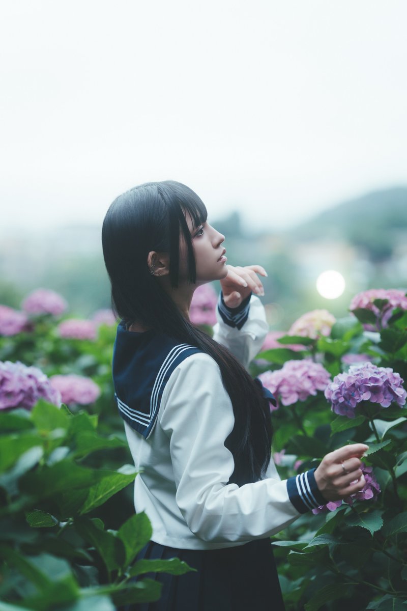 AKIOcom's tweet photo. 『空想少女、紫陽花、初夏』

model: @riri_morayeel 

紫陽花ブルー　六月のノイズ
濡れたアスファルト　反射する空想

君の輪郭だけが世界から少し浮いて
紫陽花の群れに紛れ言えなかった言葉が咲いている

空想少女、午前十七時の残響
誰も知らない季節へ
誰も知らない速度で消えていく https://t.co/RH3vYZXLWt