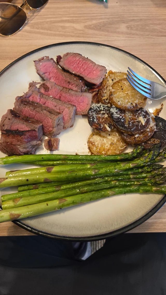 ThaddeusRising's tweet photo. Anyone else on a sirloin kick? Got them for 6.99 per 8oz steak. Any tips on getting a good sear on leaner cuts like this? https://t.co/OvqLcKo61J