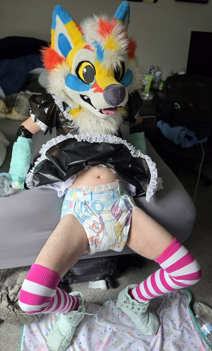 littlegrumpmatt's tweet photo. I have some huffy diaper videos of @smol_hammy coming soon 🤭

I couldn't find mitties, so I improvised with some diapers &amp; duct tape, put him in spiked booties. Then, I poured 4 cold water bottles down his boosted diaper 😈 

We snuggled, humped, and napped all afternoon 🥰💖 https://t.co/W1CTaWFYj9