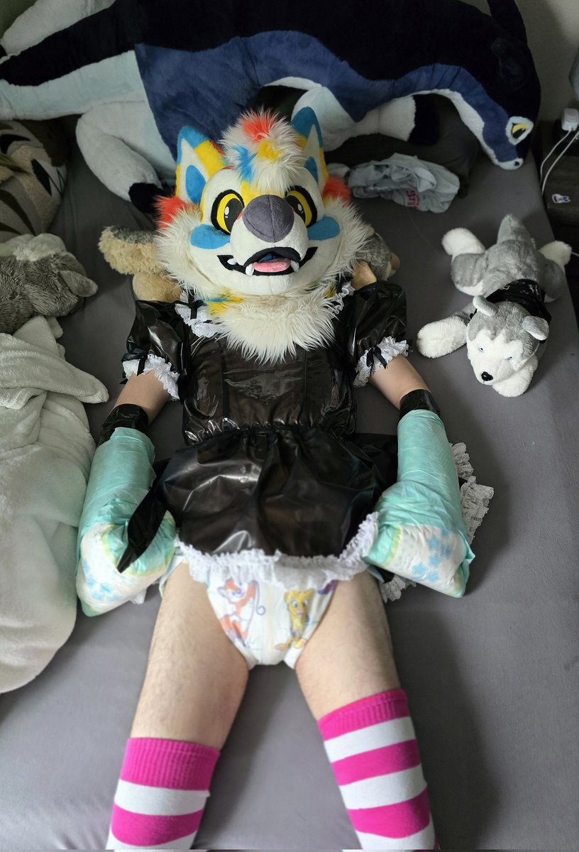 littlegrumpmatt's tweet photo. I have some huffy diaper videos of @smol_hammy coming soon 🤭

I couldn't find mitties, so I improvised with some diapers &amp; duct tape, put him in spiked booties. Then, I poured 4 cold water bottles down his boosted diaper 😈 

We snuggled, humped, and napped all afternoon 🥰💖 https://t.co/W1CTaWFYj9