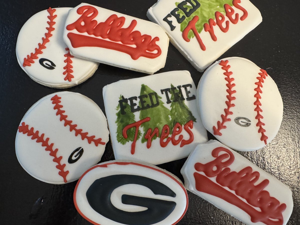 RedRedWineDawg's tweet photo. Getting ready for the DAWGS https://t.co/RjWPqGWSy4