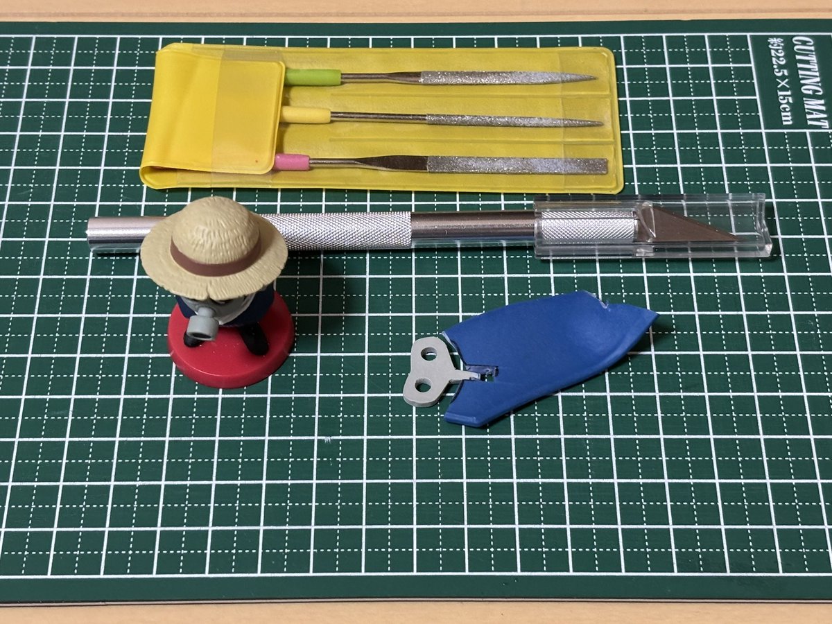 Pa0Ud's tweet photo. いらないフィギュアから切り出してナイフで成形、ヤスリで穴開けて色塗って完成✨
パッと見ソレっぽくなったから満足度爆上がり🔥 https://t.co/qa3cEXbMa0
