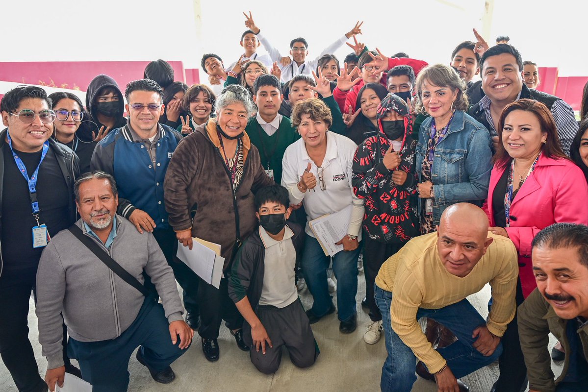 delfinagomeza's tweet photo. Llegamos a #Ixtapaluca para recorrer la Escuela Secundaria Oficial 1057 “2 de Octubre”.
Como maestra sé que la educación es la herramienta que les ayudará a niñas, niños y jóvenes a lograr un mejor futuro. Seguiremos trabajando para que cuenten con planteles dignos para continuar con sus estudios.
#ElPoderDeServir