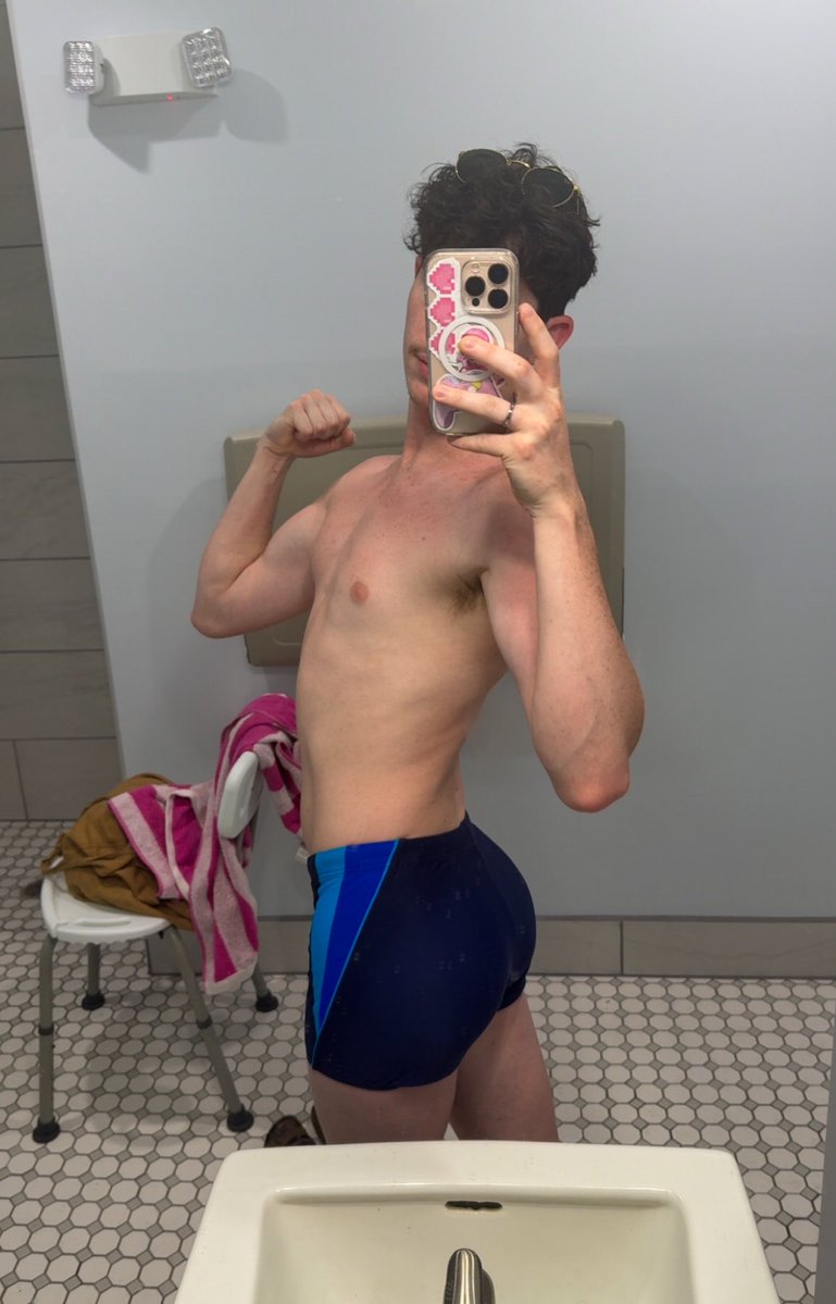 tvylorlee's tweet photo. pool day 🏖️ https://t.co/3KqxI9Eovq