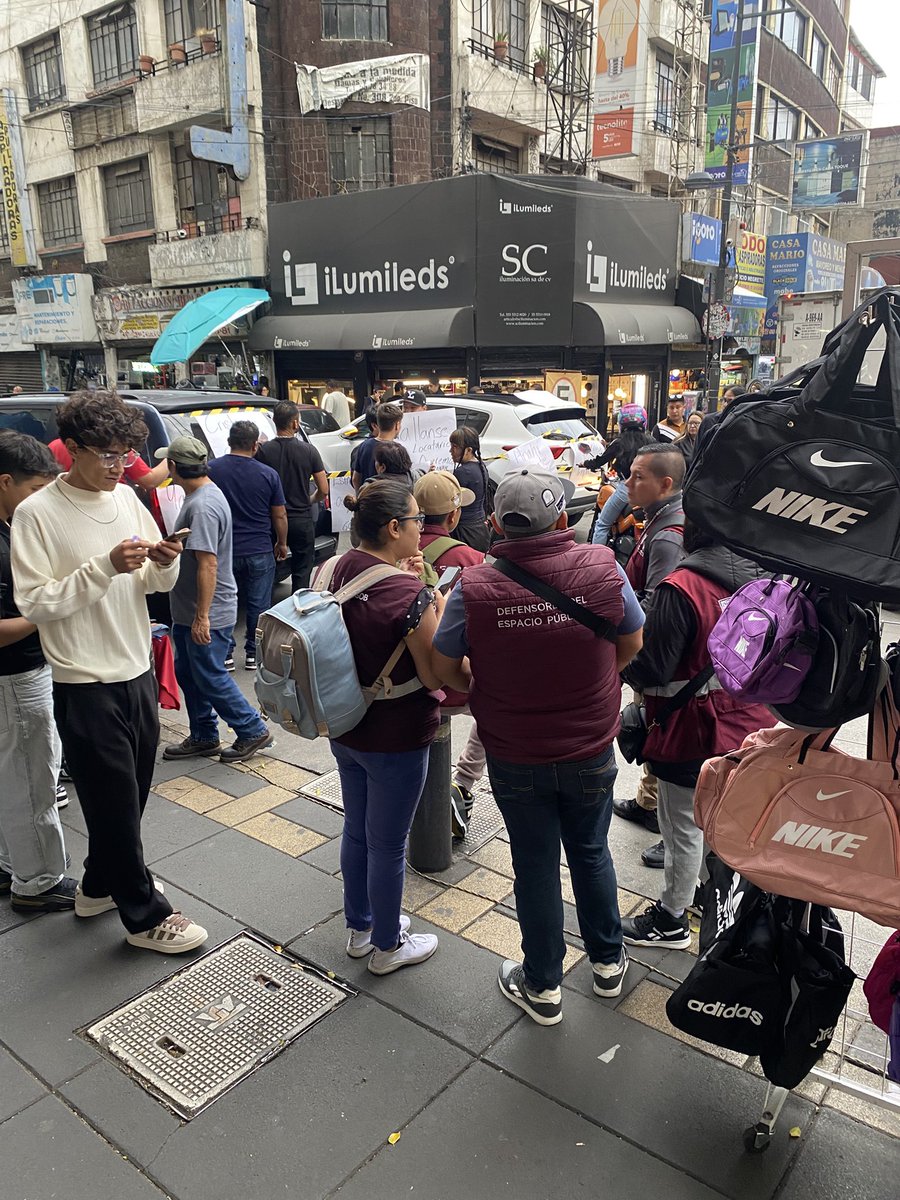 Richferrera's tweet photo. Ya no deben permitir que cualquier hijo de vecina cierren vialidades y menos el ambulantaje bastante tenemos con la CNTE en el centro los vecino del barrio chino pedimos apoyo reubíquenlos @AlessandraRdlv  @ClaraBrugadaM https://t.co/UDOkbEcTZ4