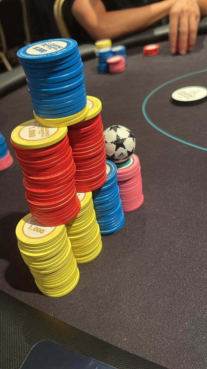 Cristofer11's tweet photo. Pasamos al Día 2 con 155bb🚀 @CasinoGVPoker ⚜️⚜️ https://t.co/4sjN0NTPR6